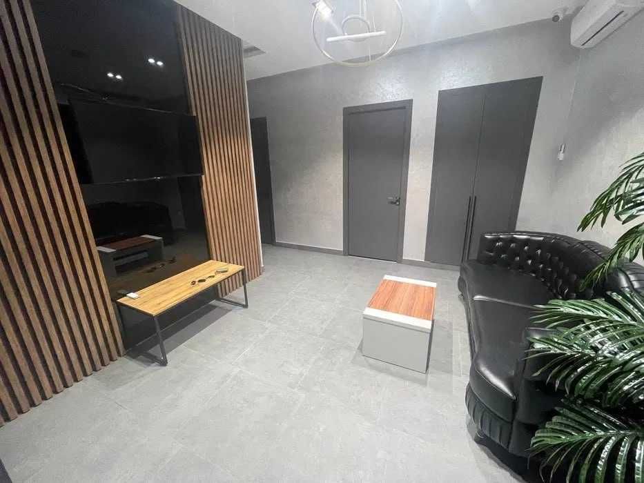 Офис м.Космонавтов Школа 110 1-этаж 79 м² евроремонт своя парковка