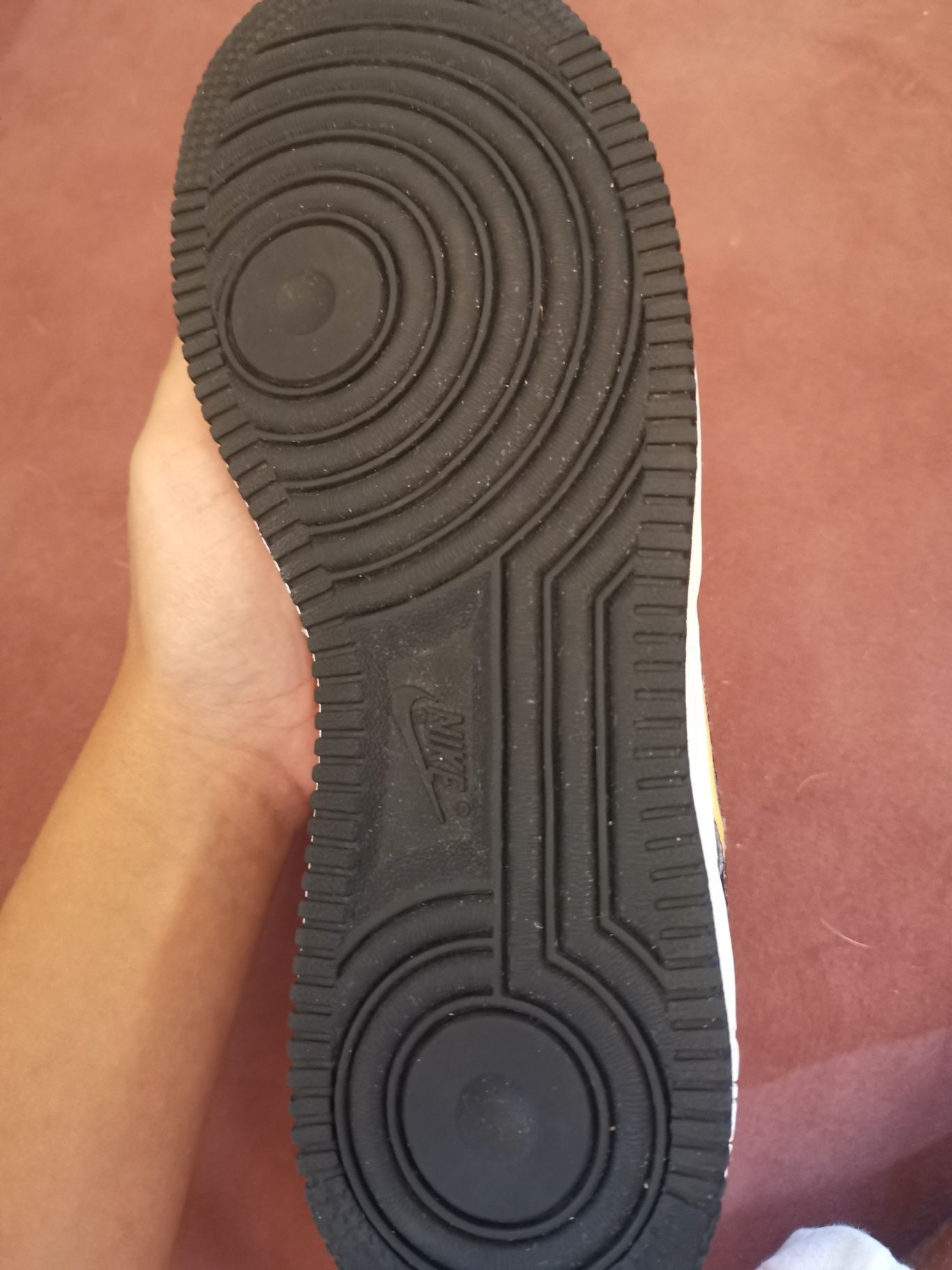 Adidași Nike, nici măcar odată folosiți