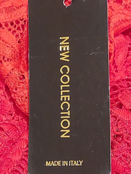 Червена дантелена рокля