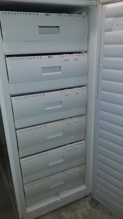 Вертикален фризер Candy