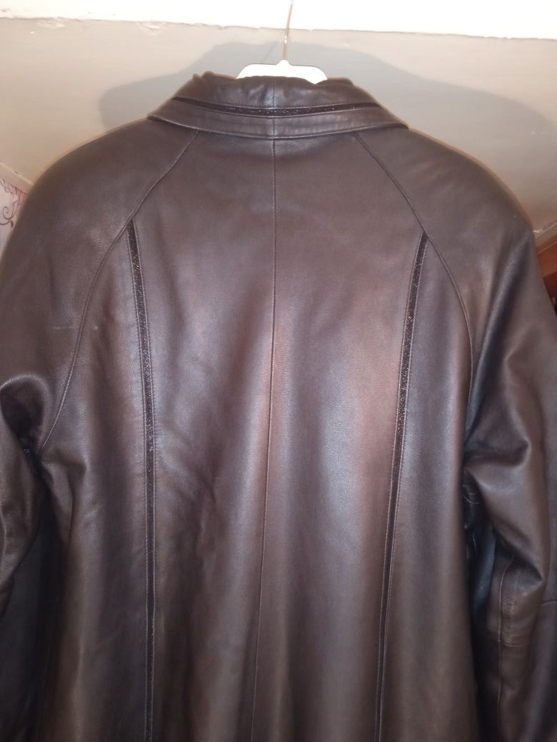 Продам женский, кожаный плащ, черного цвета на тонком синтепоне р52-54