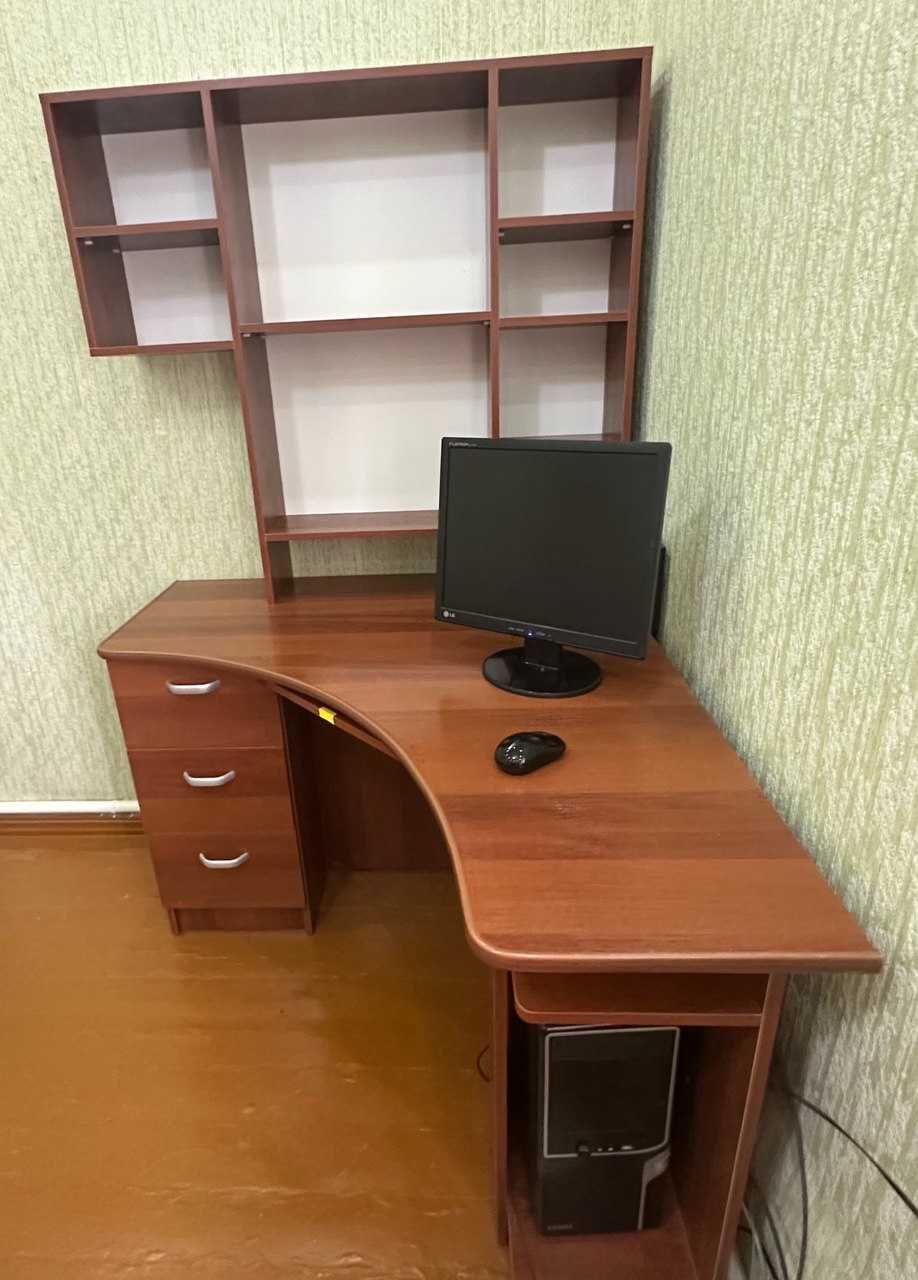 Компьютерный стол с полкой