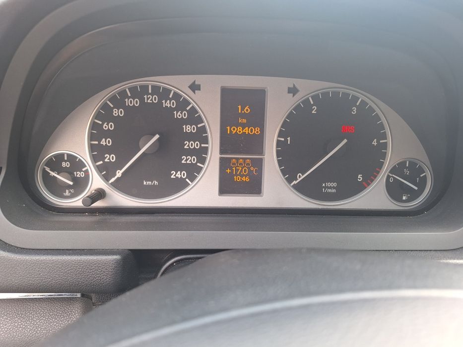 Mercedes B200.     .