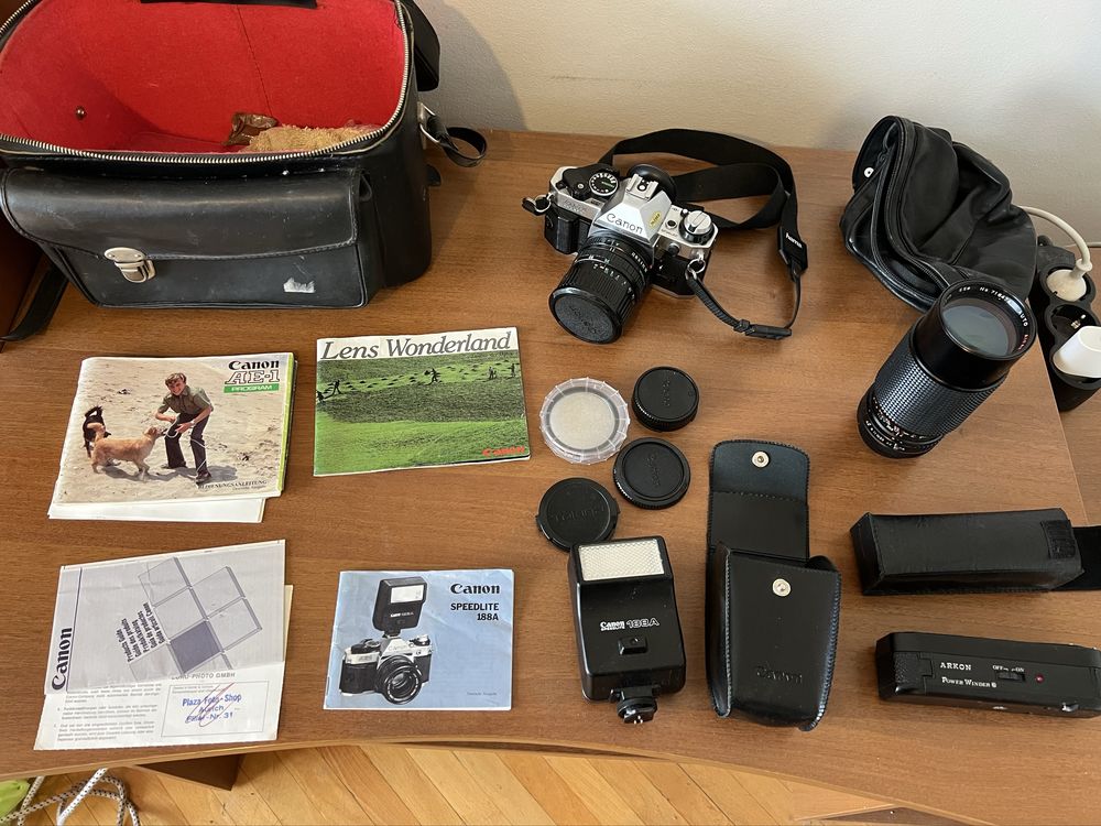 Лентов Canon AE-1 Program с обективи, светкавица, чанта и др.