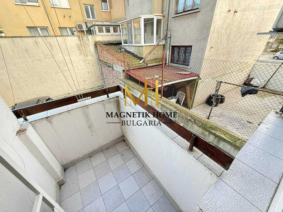 Просторен тристаен апартамент до Краснодар в ж.к. Възраждане