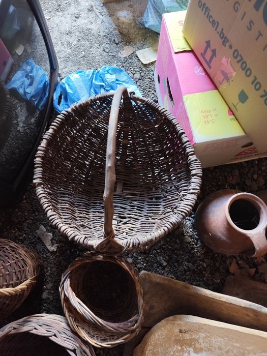 Плетени кошници автентични.