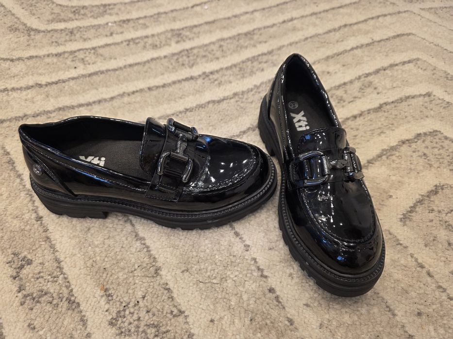 Vând diferiți adidași pantofi de fete