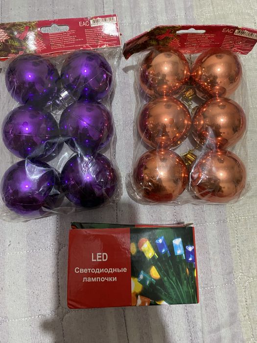 Новую  пышную  елку  продам  с игрушками гирляндой .