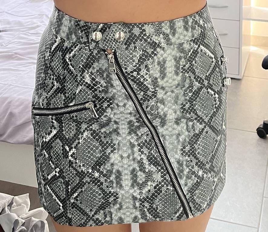 Дамска пола Bershka змийска кожа