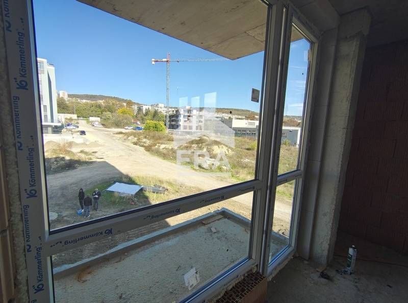 Тристаен просторен апартамент за продажба, в новострояща се сграда, кв