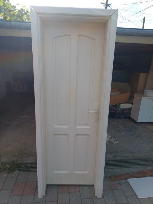 Vând urgent ușă de baie 2.05xo.70 și toc