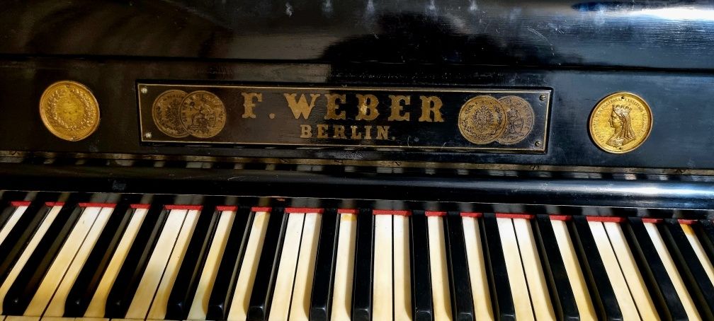 Pianina F. Weber secolul XIX, Placa bronz, Pianina 4 medalii.