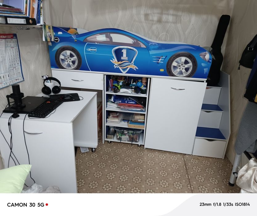 Продаём подростковую кровать большую. С ящиками под вещи и письменным