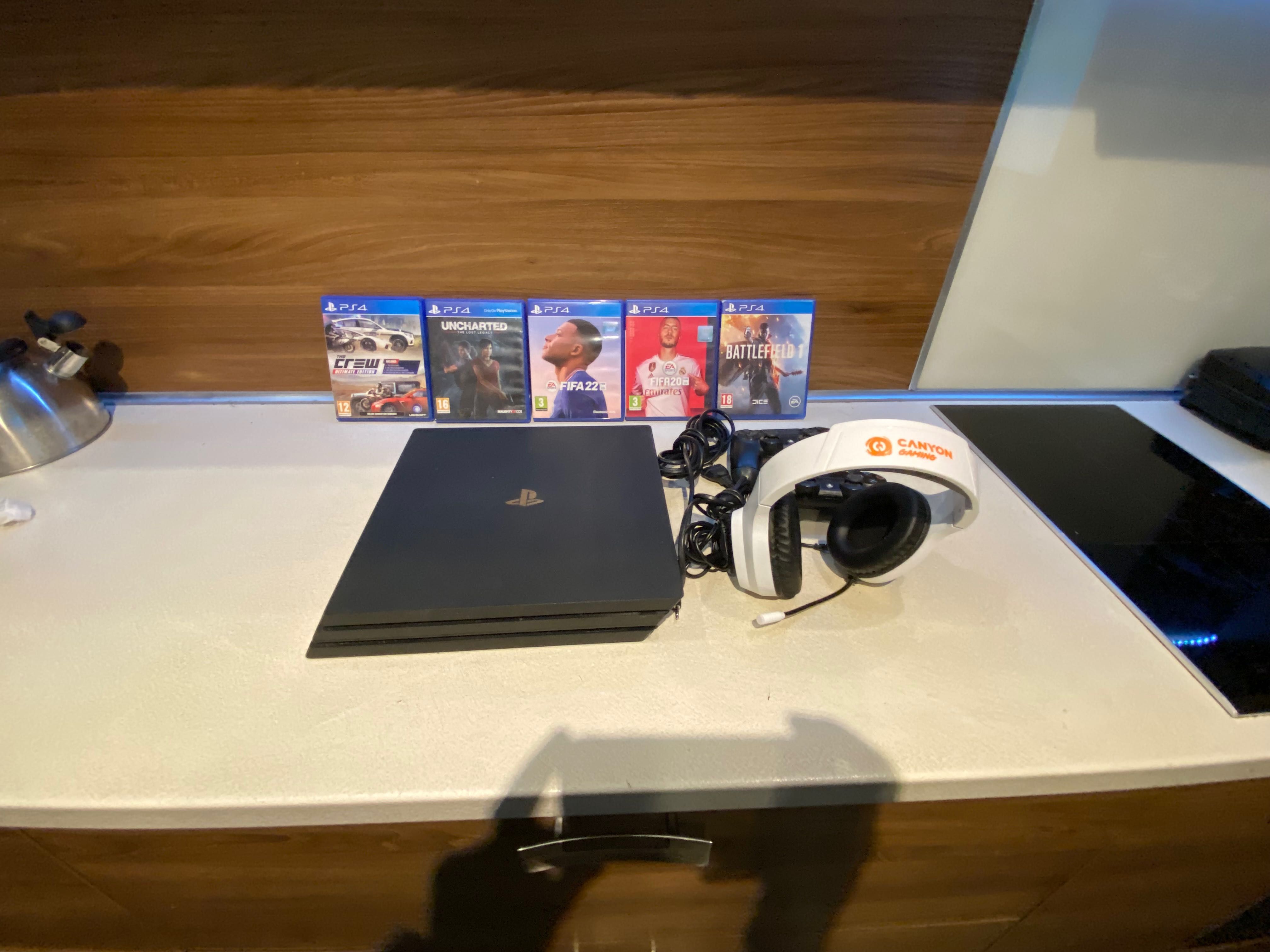 “PS4 Pro 1TB + 2 контролера + 6 игри + слушалки – отлично състояние!”