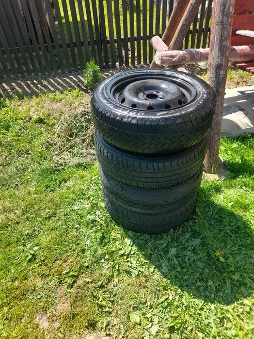 Vand 4 jenti de tabla 185/65/15 un cric si o cheie