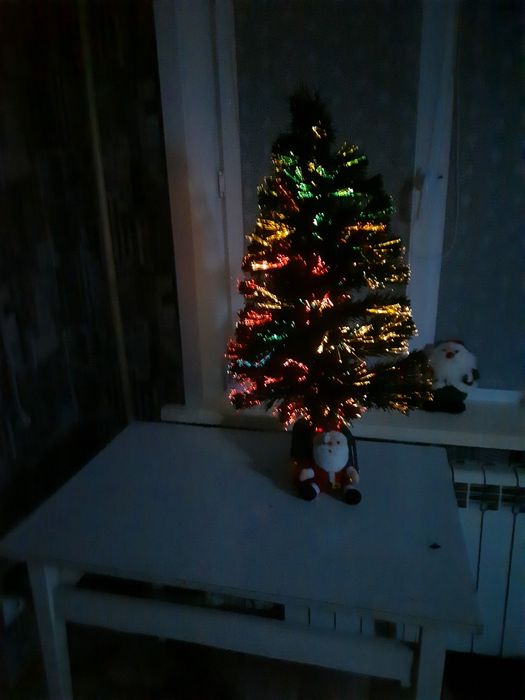 Елка светится крутится