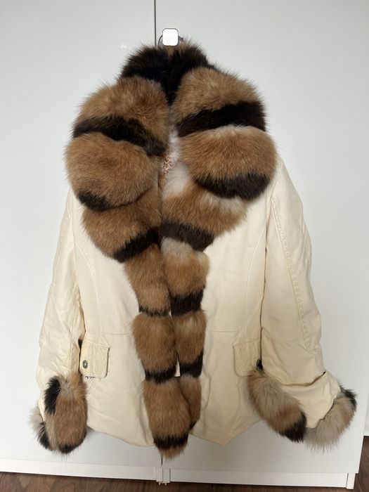 Дамско палто от телешка кожа и кожена яка от естествен косъм.