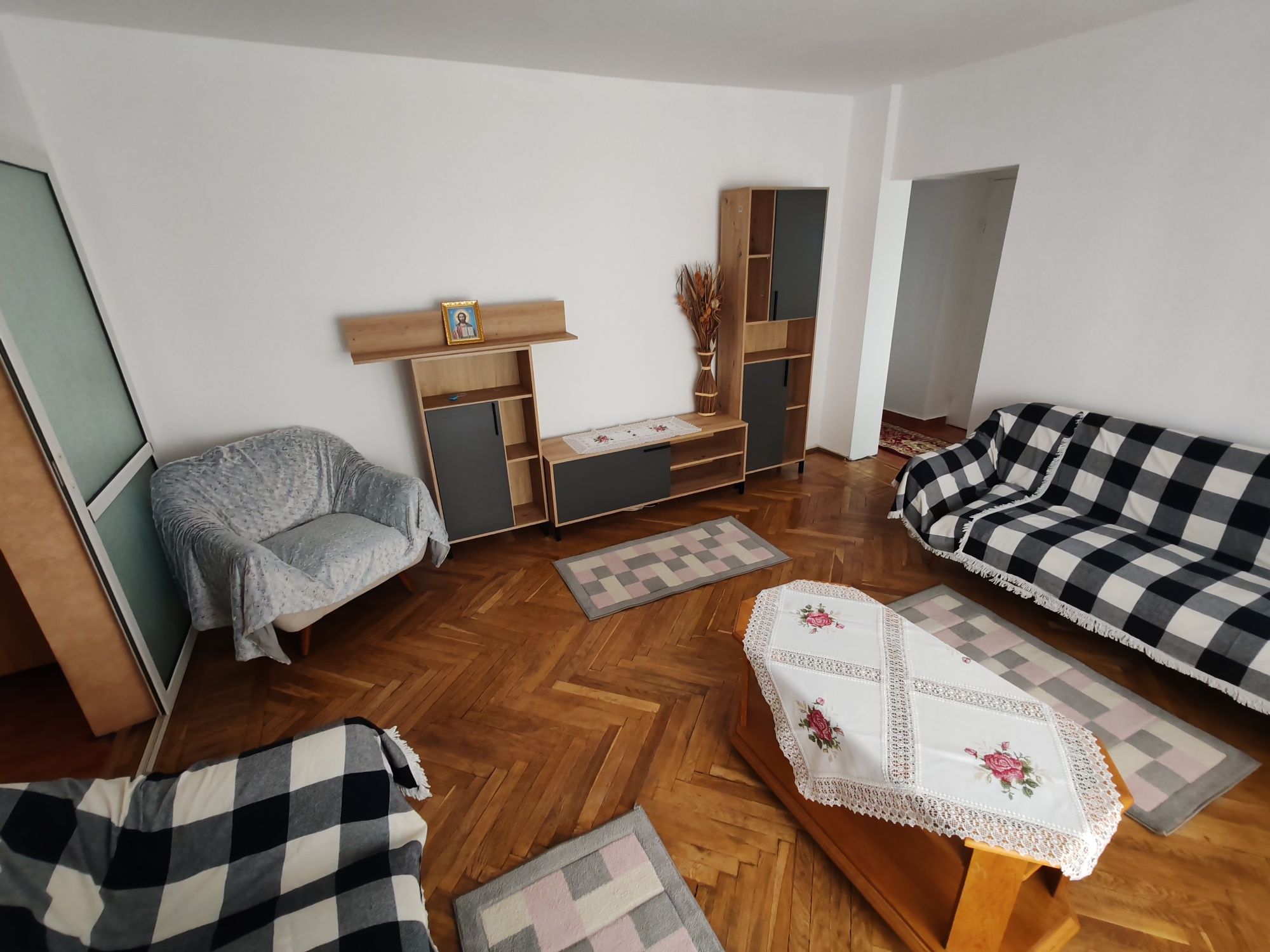 Închiriez apartament 3 camere Bulevard M. Eminescu