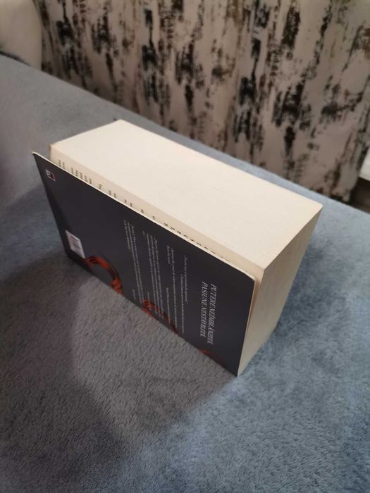 Vând „Regatul flăcărilor argintii” – Sarah J. Maas .