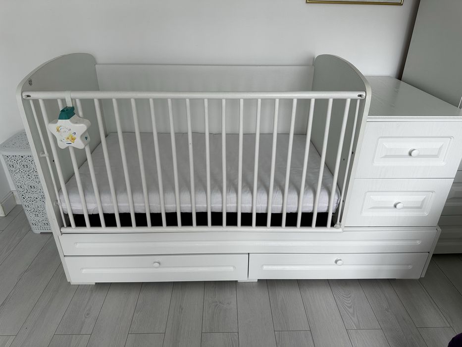 Patut bebelus/copil alb, dimensiuni 140x70, culisabil, masa de infasat