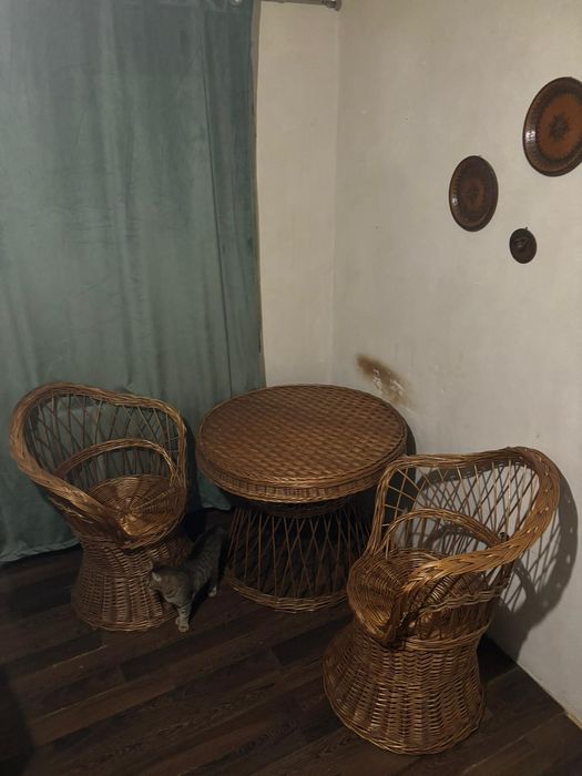 Masă rotundă din răchită + scaune  – stil rustic / boho