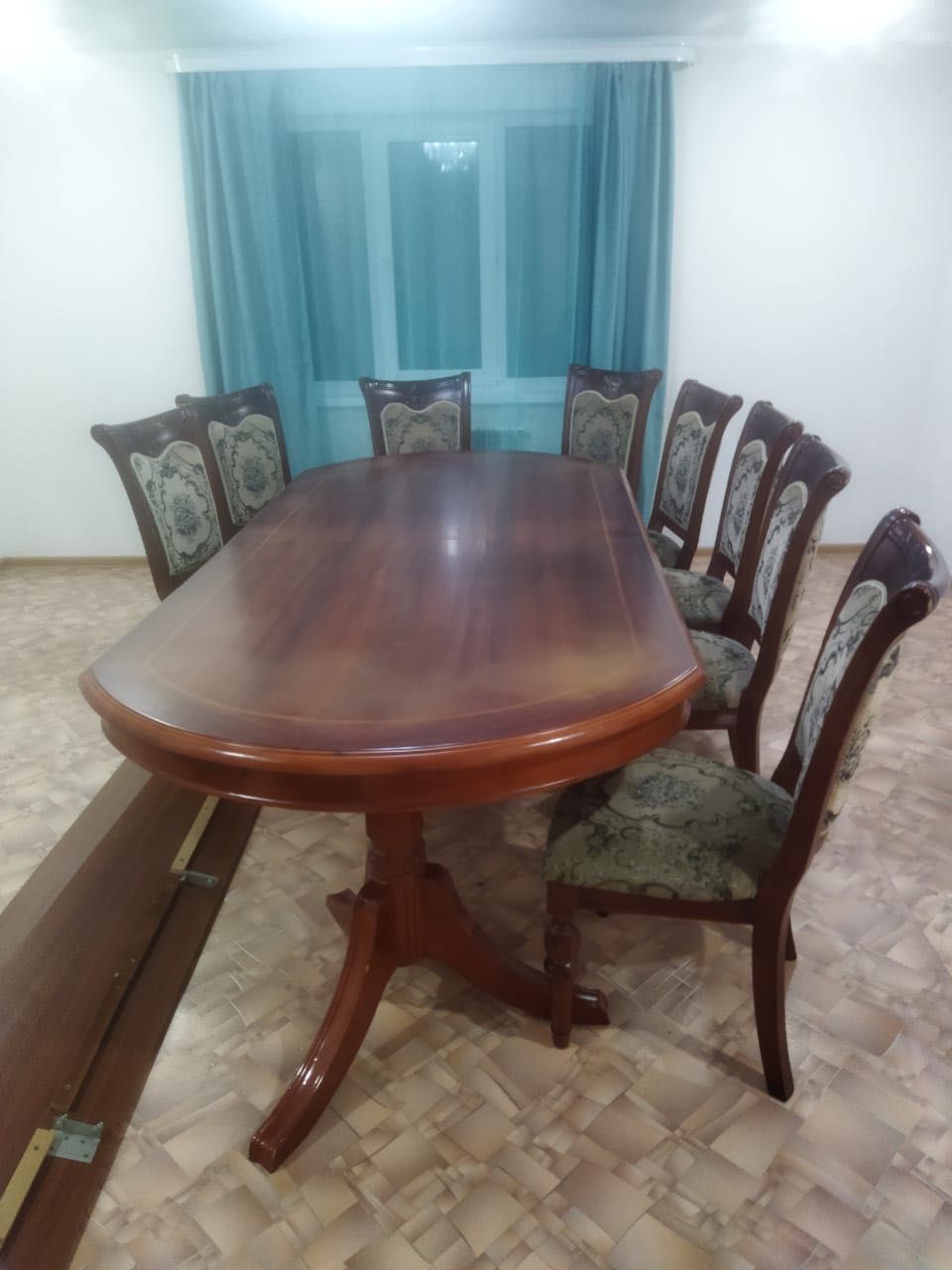 Стол и стулья для кухни (гостинной)