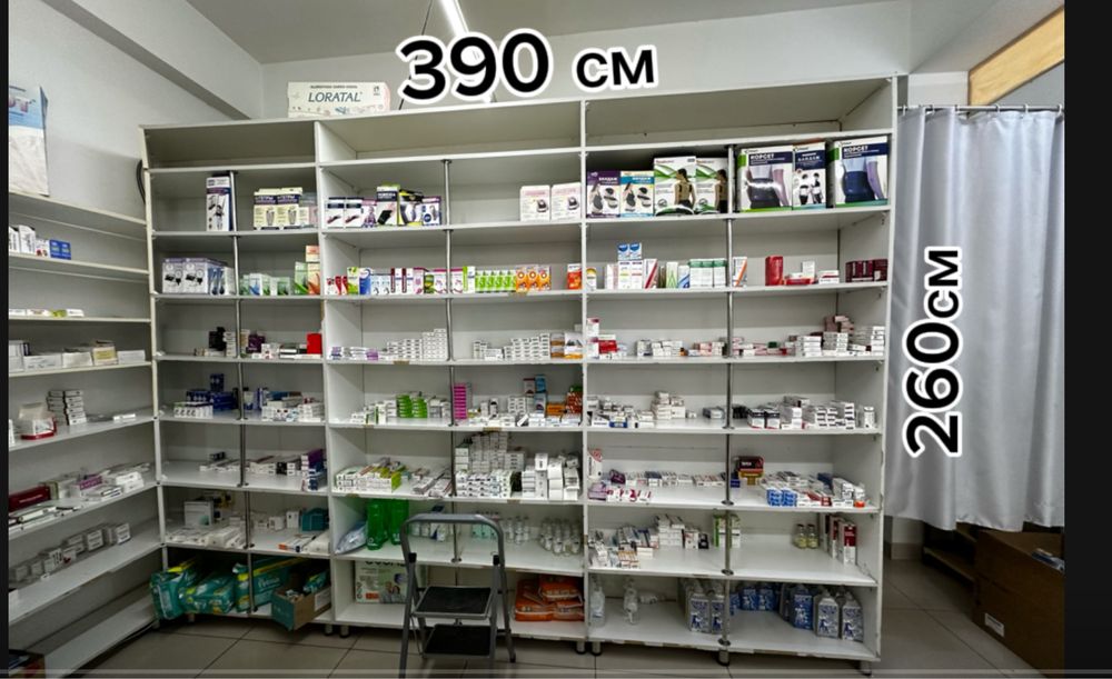 Витрина, шкаф, полки, стол, стул.