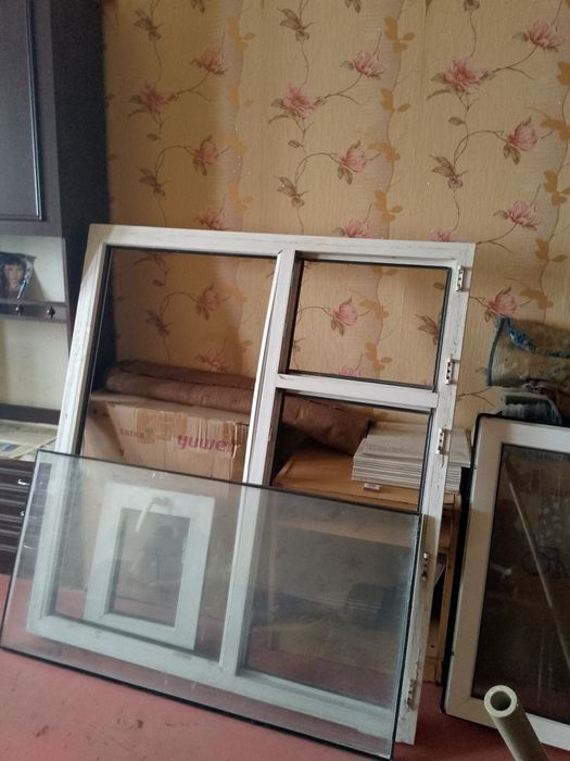 Продам окно на кухню пластиковое высота  143 см  ширина 132 см