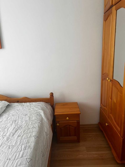 спалня от чам:дв. легло с еднолицев матрак,2 нощ. шкафчета,гардероб.