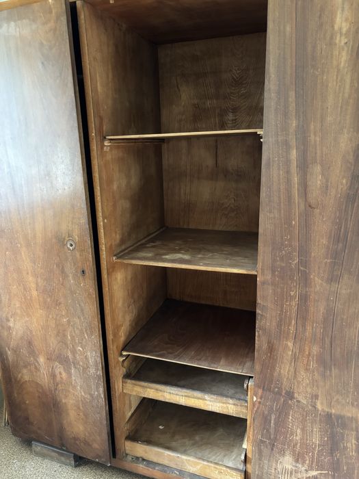 Масивен дървен гардероб