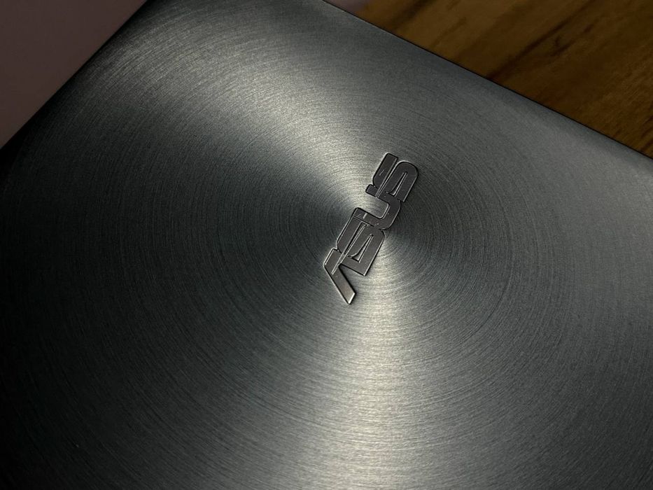 Asus ZenBook Core I7 kuchli notebook