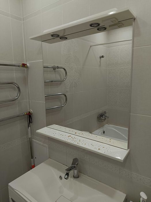 Раковина с зеркалом и мебель