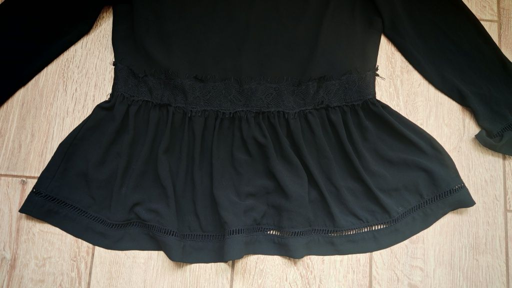 Bluza neagra cu volan și dantelă, mărimea M, Motivi,35 ron