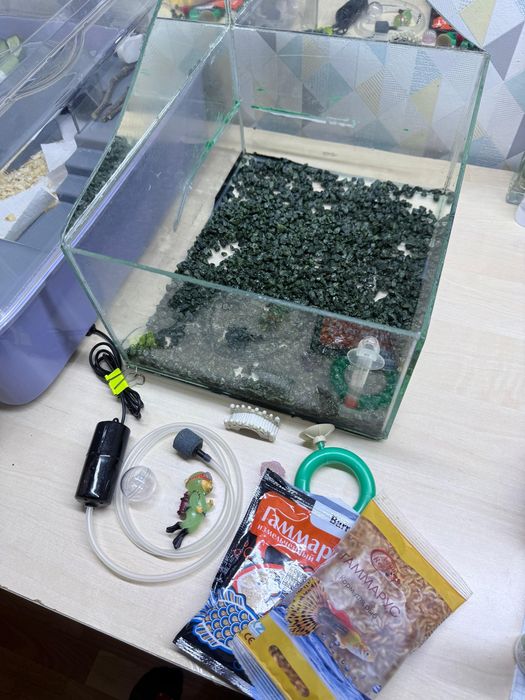 Маленький компактный аквариум жля рыб или морской черепахи