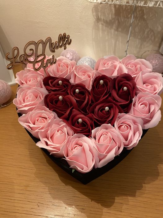 Aranjamente cu flori de sapun si ursuleti din trandafiri de spuma