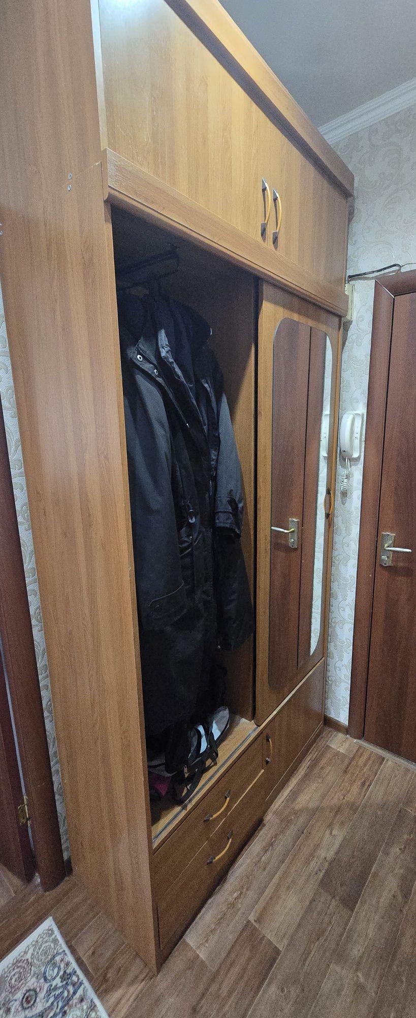 Шкаф в прихожей.