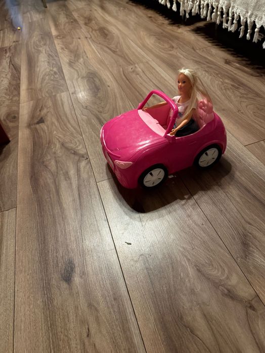 Păpușa barbie cu mașina