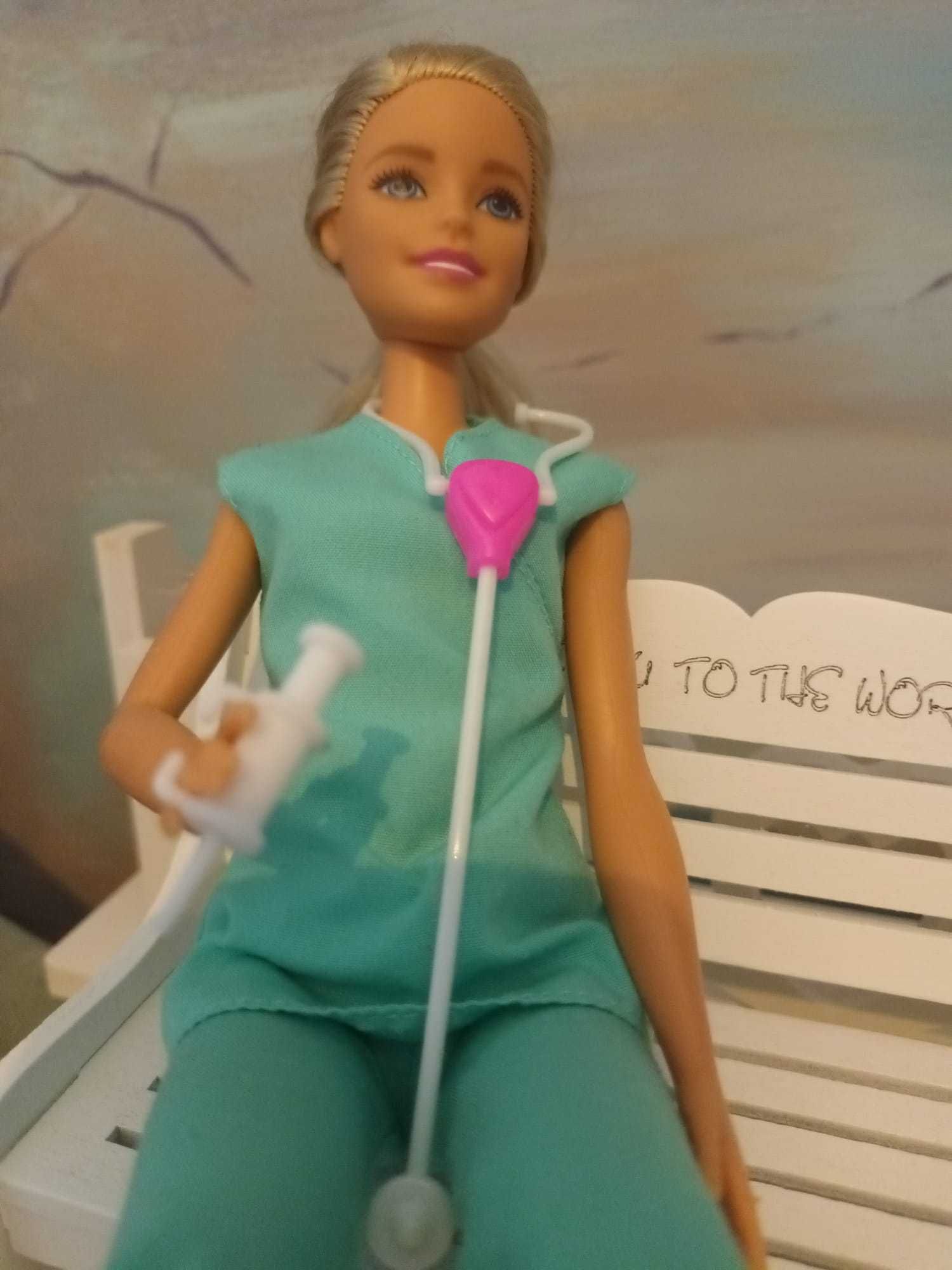 Papusa Barbie doctorita
