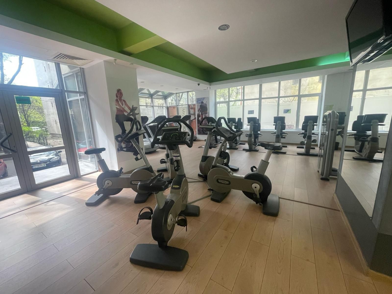 Aparate sala fitness complecta echipamente profesionale premium