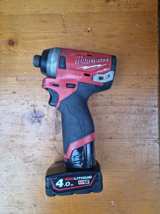 Filetanta cu impact pt biti milwaukee fid m12 + baterie 4 amperi