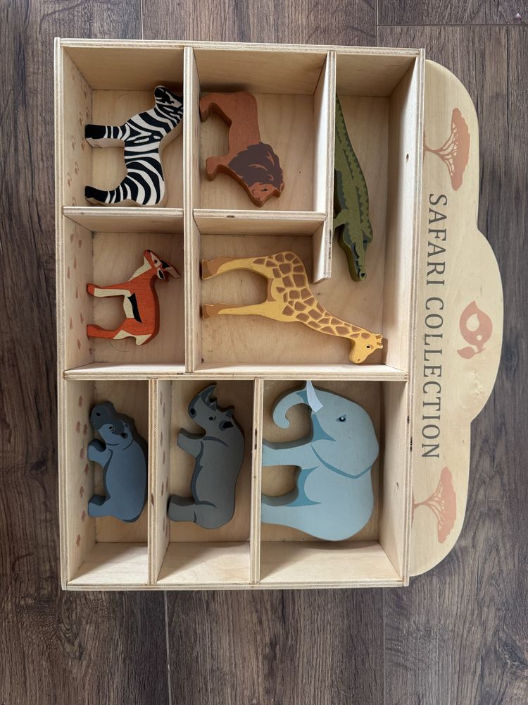 Animale Safari din lemn cu raft, Tender Leaf Toys