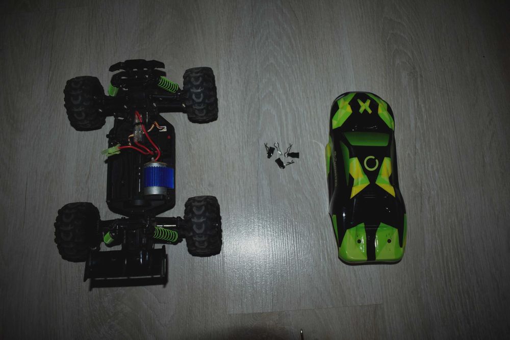 Mașina cu telecomanda X-Monster