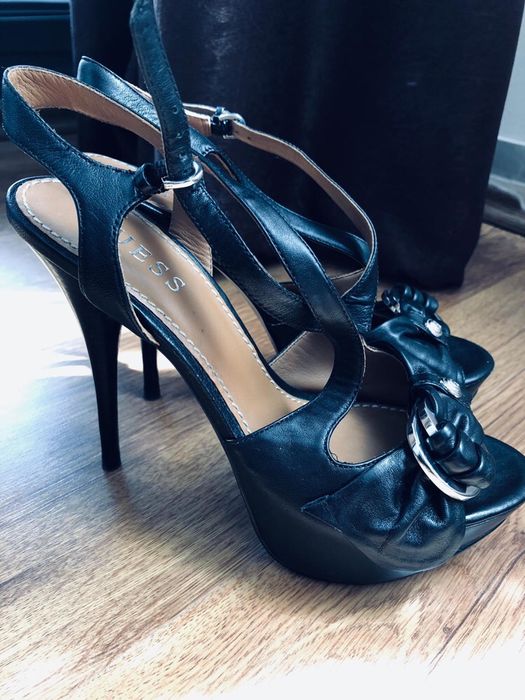 Sandale Guess 37 cu platformă comode .