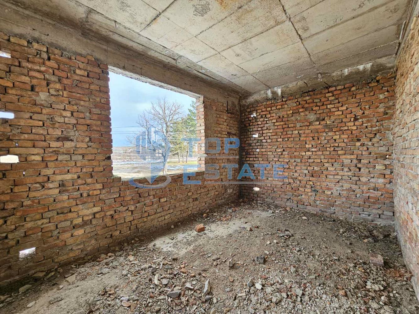 Голяма къща в строеж в село Царски Извор, област Велико Търново