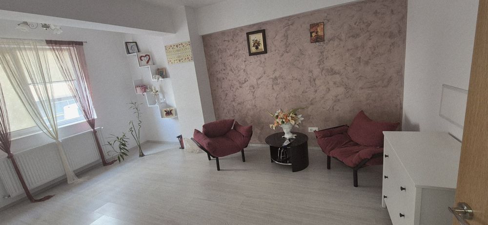 Inchiriez  ap.3 cam,parter stradal zona9Mai,rezidenta,pret 500eur