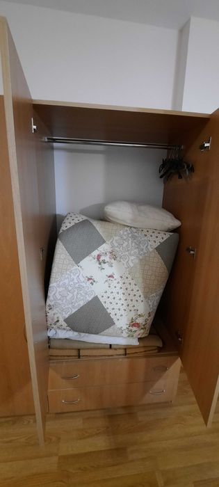 Гардероб, трикрилен с две чекмеджета