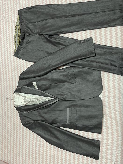 Официален костюм