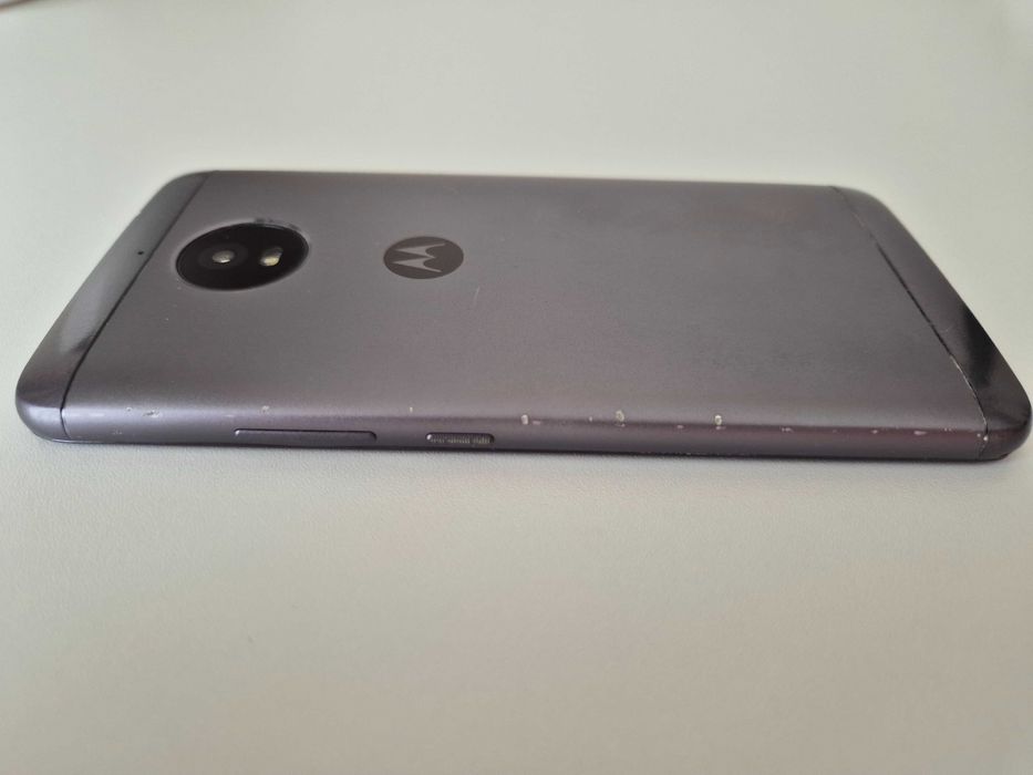 Продавам Motorola E4 Plus. За части