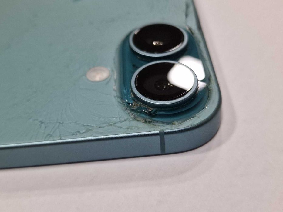 Apple iPhone 16 128GB / спукан гръб