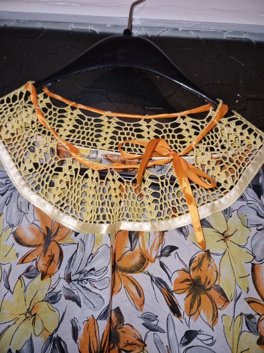 Bluză florală tip poncho cu detalii handmade